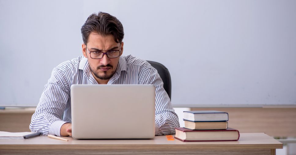 Homem entendendo como aumentar o lucro da oficina.