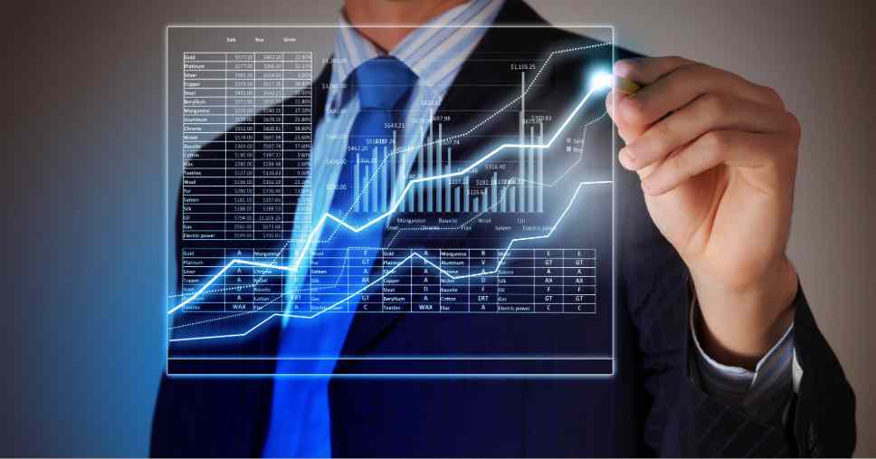 Executivo analisa gráficos de crescimento financeiro sobre desconto vs lucro.